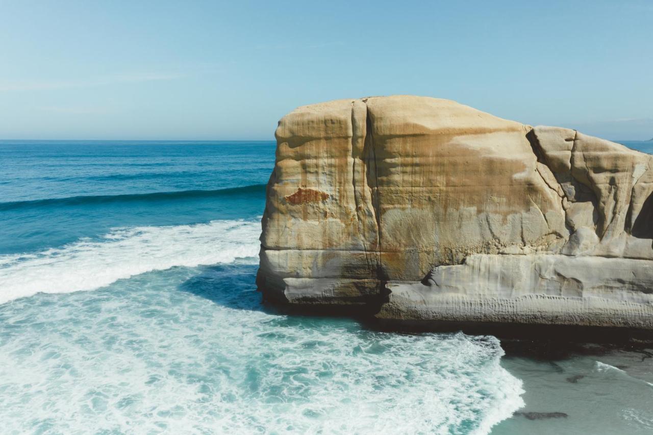 Ebb-Dunedin Buitenkant foto The rock formation at the beach