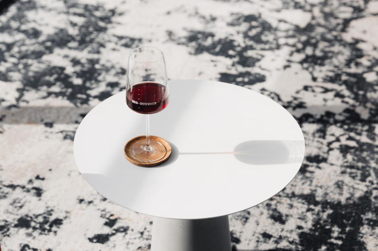 Ebb-Dunedin Buitenkant foto A wine glass coaster