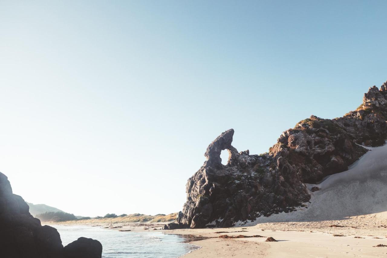 Ebb-Dunedin Buitenkant foto The rock formation known as "The Camel"
