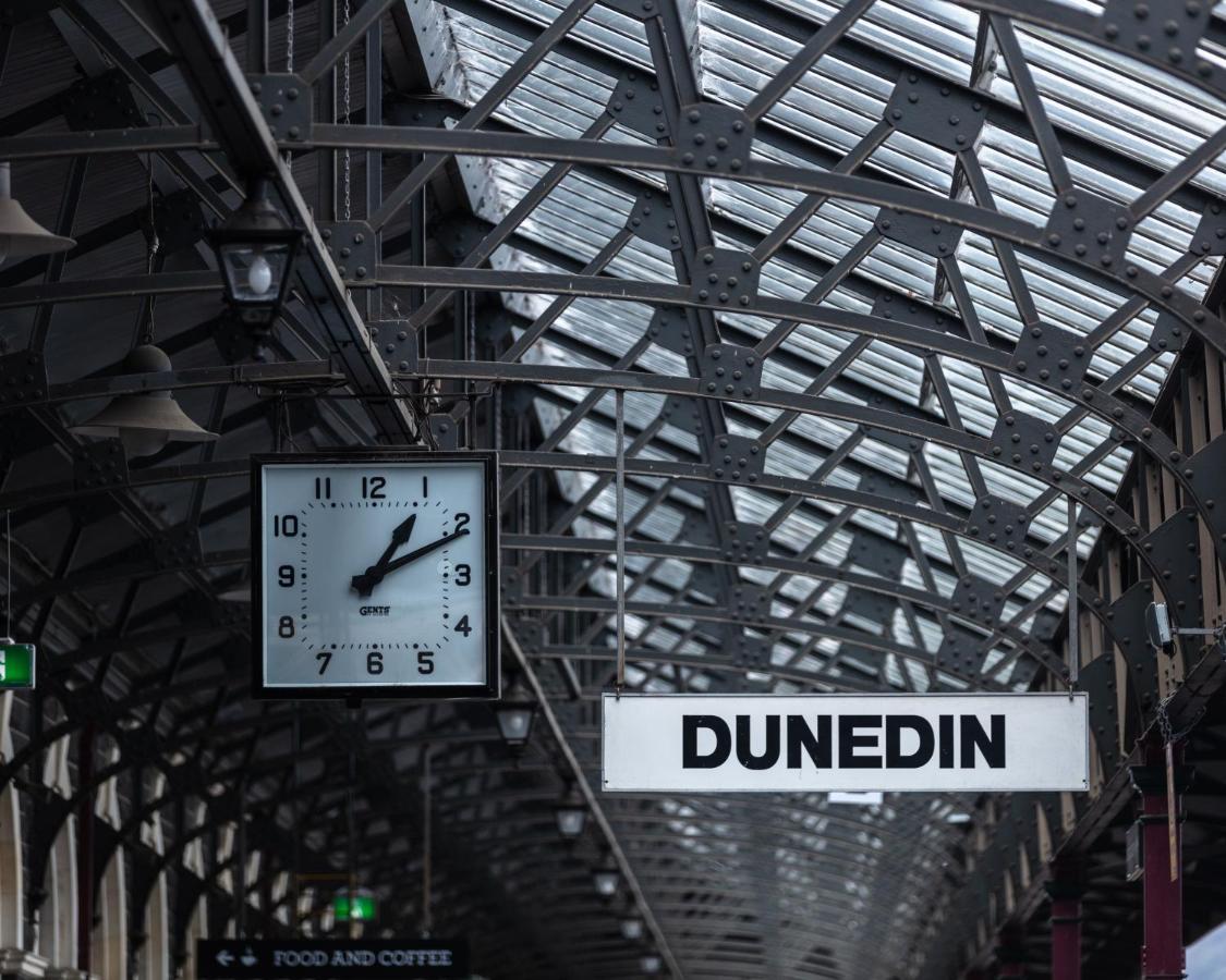 Ebb-Dunedin Buitenkant foto The clock at Dunedin railway station
