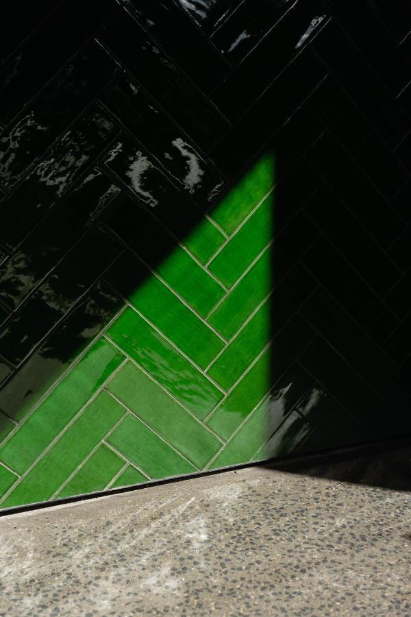 Ebb-Dunedin Buitenkant foto Subway tiles in a herringbone pattern