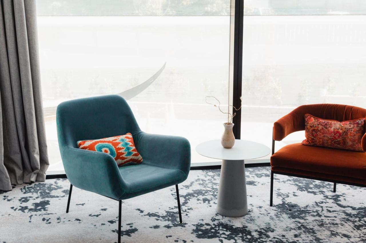 Ebb-Dunedin Buitenkant foto The 1950s armchair, designed by Hans Wegner, is a classic example of Danish design.