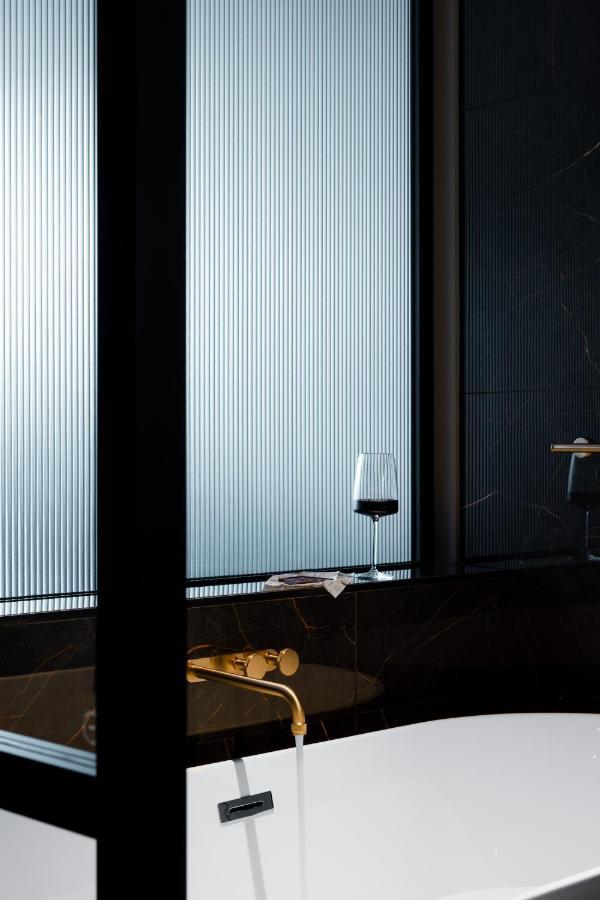 Ebb-Dunedin Buitenkant foto A glass of wine