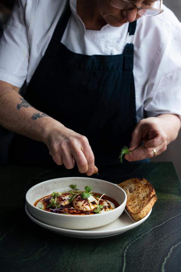 Ebb-Dunedin Buitenkant foto A chef preparing a dish
