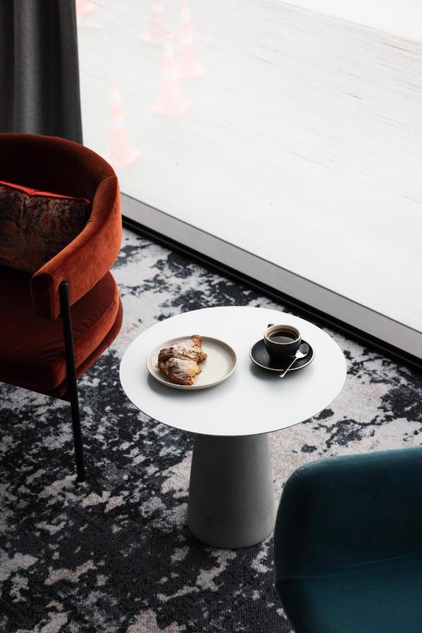 Ebb-Dunedin Buitenkant foto A coffee table with a coffee cup and a pastry
